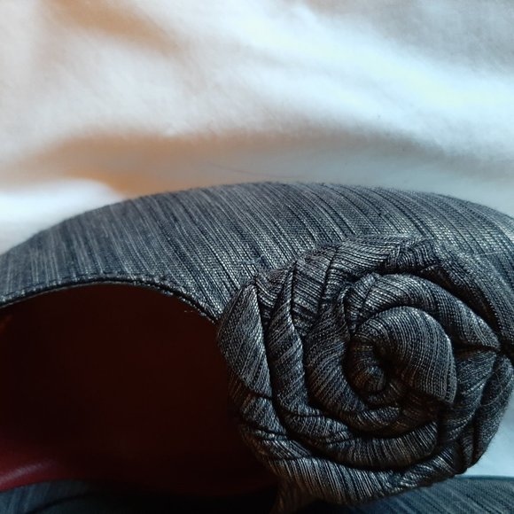 Grey Silk Tweed Fabric Pumps with Rosette - Picture 2 of 3